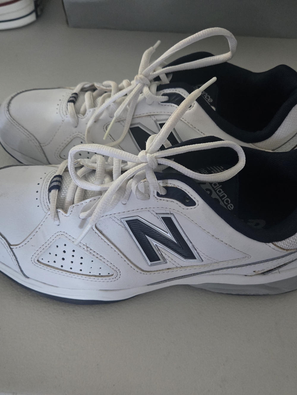 EUC New Balance 623 Men's White & Navy Athletic Sneakers SIZE 8 - OBO
